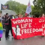 رژه افتخار مالمو با پرچم زن زندگی آزادی